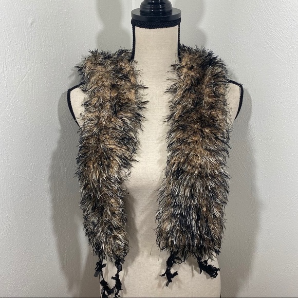 🔥Animal Print Tan/Black Fringe Scarf. - Picture 3 of 3